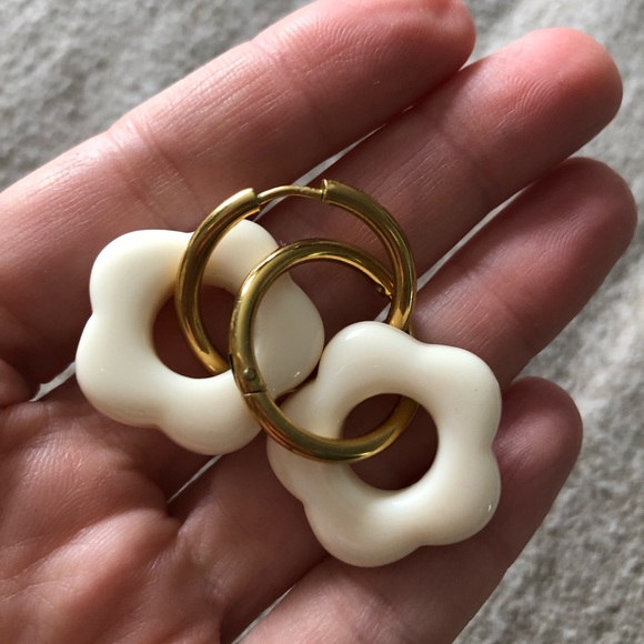 Cute flowery earrings - Picture 2 of 4